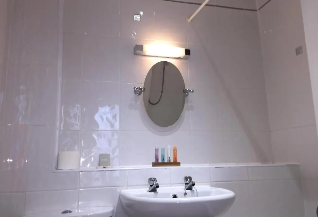 West Lynn Serviced Apartments Spacious & Free Parking-1